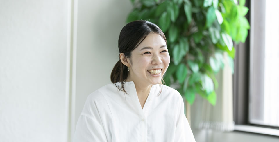 先輩や上司のバックアップや育児休暇制度のおかげで、長く安心して働くことができます